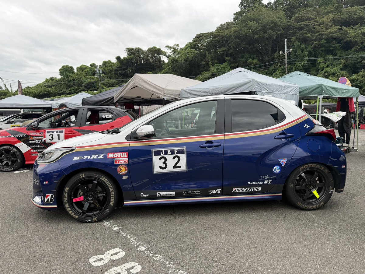 UVLO_33's tweet photo. 全日本ジムカーナ鈴鹿、カラーリングで個人的に一番アツかったのはPN1クラスのゼッケン32のヤリス

おわかりいただけましたか？
ロスマンズカラーのヤリスだぞー❗️
YARISのRothmansカラーなんて初めて見た〜 (°▽°)ﾋｬｯﾊｰ

PN1クラス
長畑 年光　mul熊王☆身延AZURヤリス
JGC2026 Rd.7 鈴鹿南 https://t.co/INNAe6DFun