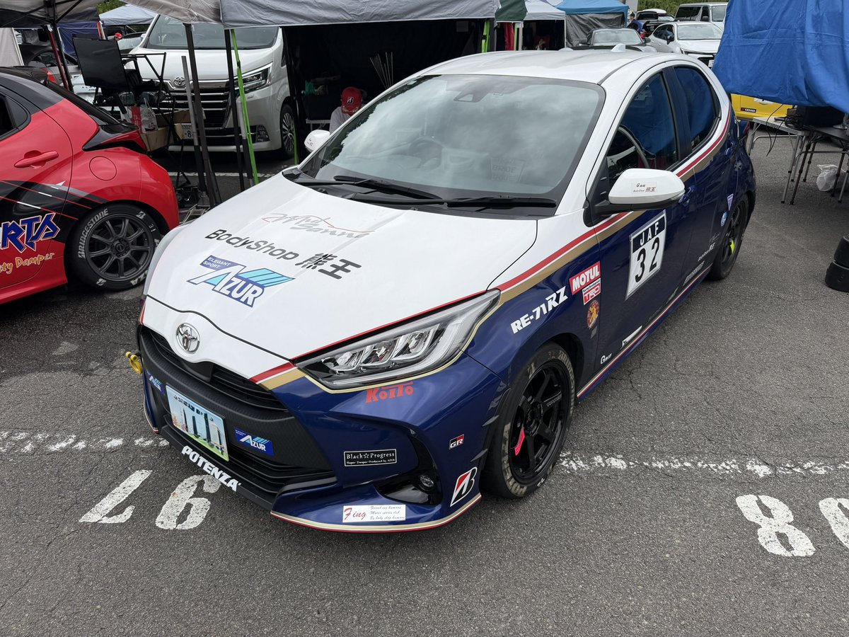 UVLO_33's tweet photo. 全日本ジムカーナ鈴鹿、カラーリングで個人的に一番アツかったのはPN1クラスのゼッケン32のヤリス

おわかりいただけましたか？
ロスマンズカラーのヤリスだぞー❗️
YARISのRothmansカラーなんて初めて見た〜 (°▽°)ﾋｬｯﾊｰ

PN1クラス
長畑 年光　mul熊王☆身延AZURヤリス
JGC2026 Rd.7 鈴鹿南 https://t.co/INNAe6DFun