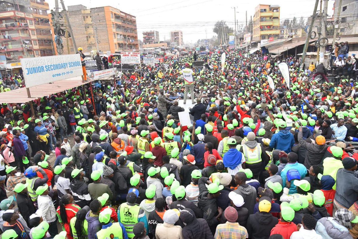 Gachaguaupdates's tweet photo. Senator Methu doing what he does best in Embakasi https://t.co/3j8LlPYVdW