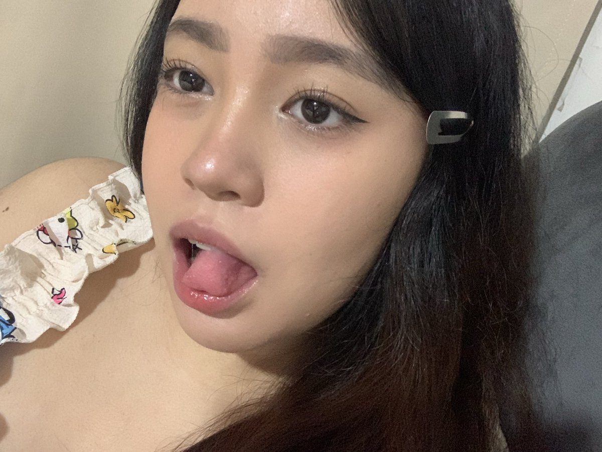 msv_cky's tweet photo. my intro to #findom 💕 

~ Vicky 🩷
~ new acc but with experience being a domme
~ 20yo, Asian 
~ 55kg, 150cm
~ spoiled princess that likes to bully older guys &amp; drain wallets 
~ loves shopping, crocheting, sanrio, color pink, chocolates, and grwms

AV link &amp; throne in my bio 💞 https://t.co/F6vfViG16V