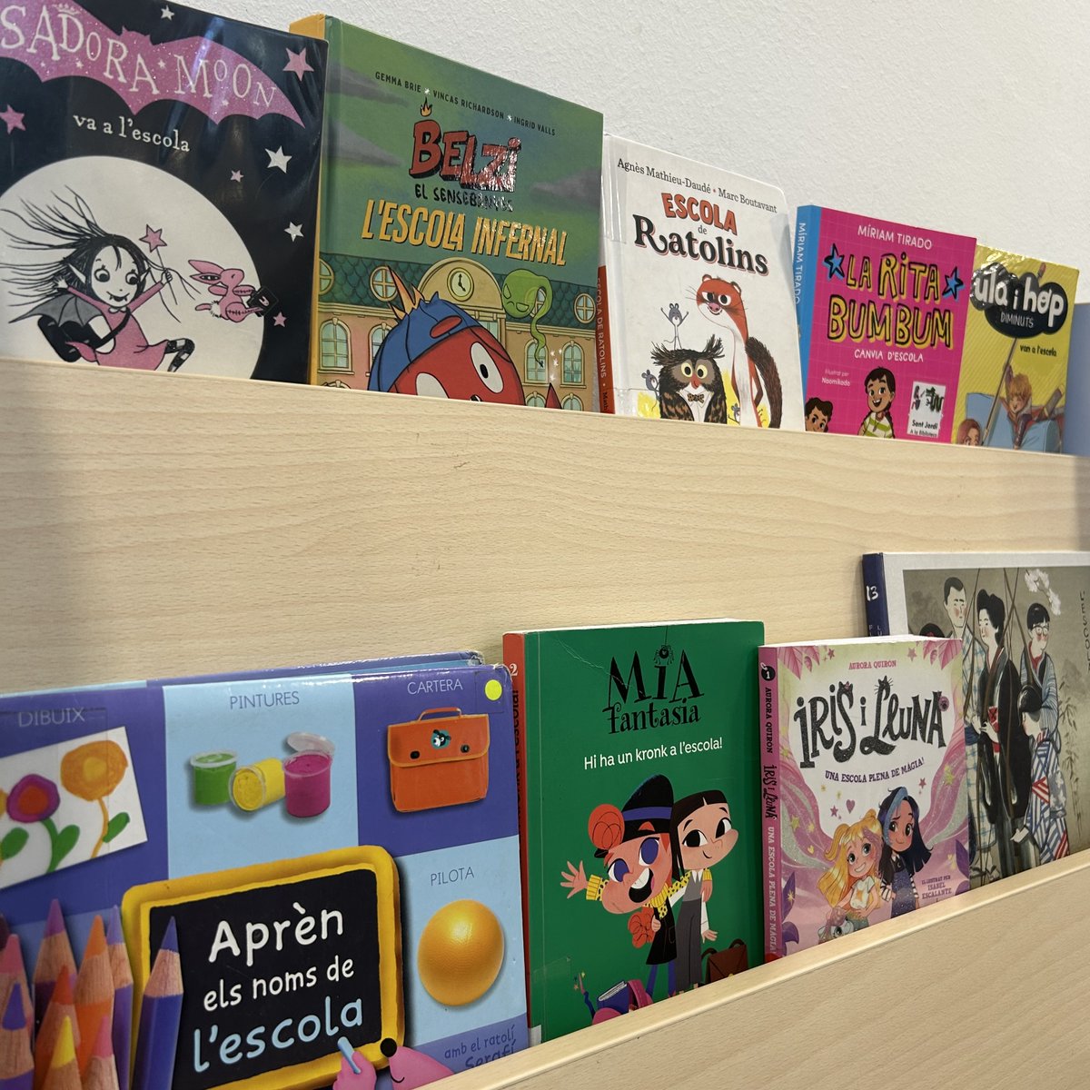 BiblioVendrell's tweet photo. Tornada a l'escola!

A la Sala Infantil de la Biblioteca hem preparat un recull de llibres per ajudar els més petits a afrontar la tornada a l'escola amb il·lusió i confiança. 

Veniu a descobrir-los! https://t.co/bCiF3UshCf