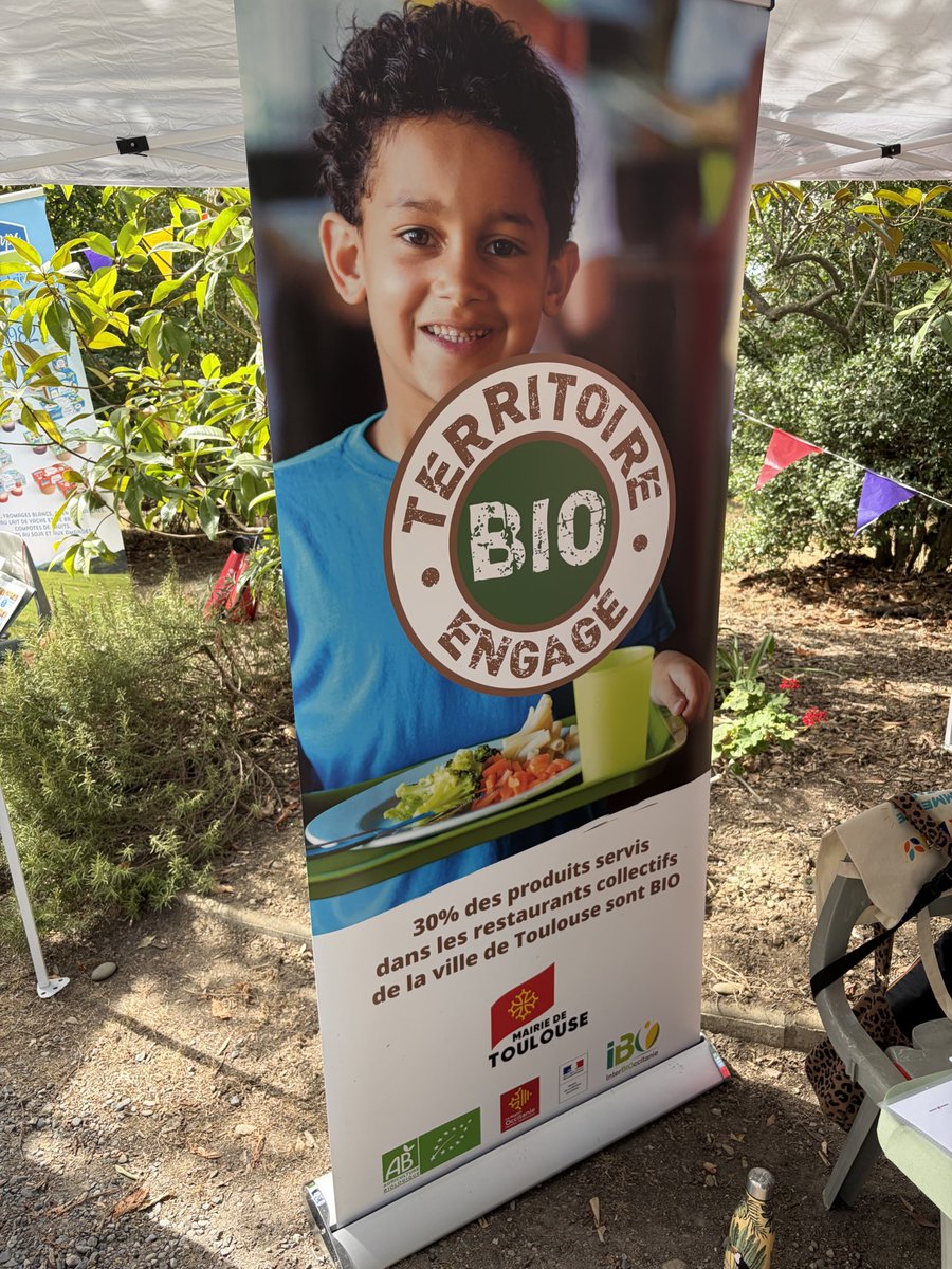 JJBolzan's tweet photo. Candie en fête ! 🍷🌱 Beaucoup de monde, de super producteurs et une belle ambiance familiale à la Fête des Vendanges de la ferme municipale de #Toulouse. On continue de faire vivre les #circuitscourts ! #MangerLocal #bienmanger https://t.co/zooW7SFzct