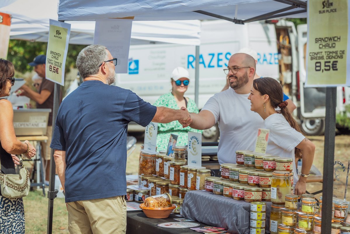 JJBolzan's tweet photo. Candie en fête ! 🍷🌱 Beaucoup de monde, de super producteurs et une belle ambiance familiale à la Fête des Vendanges de la ferme municipale de #Toulouse. On continue de faire vivre les #circuitscourts ! #MangerLocal #bienmanger https://t.co/zooW7SFzct