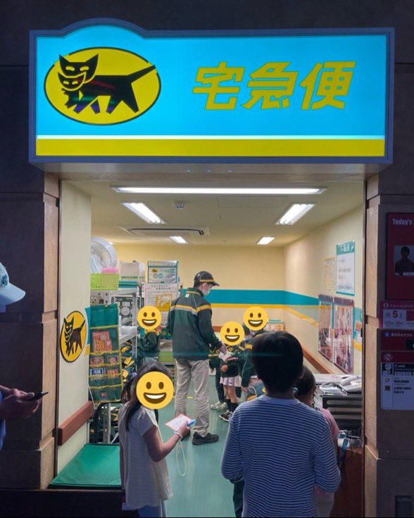 munevveralks's tweet photo. キッザニア初めて行った。
ほとんどの参加企業がわかりやすくデフォルメを加えたブースを構える中、1社だけ「若干の殺伐感が漂う街場の狭小営業所」を完全再現してるクロネコヤマトがすごかった。過積載のカーゴ、存在しないフォークリフトの作業安全心得、電話にペタペタ貼られたテプラ。いい…。 https://t.co/Bk1SNYAMUv