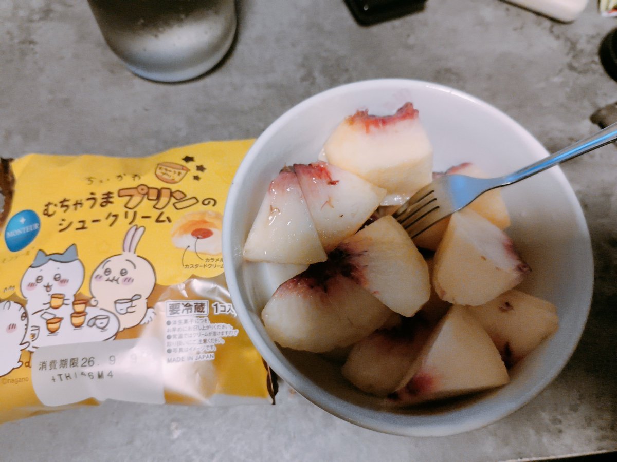 nyankia55's tweet photo. お腹空かないから夜はシュークリームと桃だけ🫠 https://t.co/fok1w01KXA
