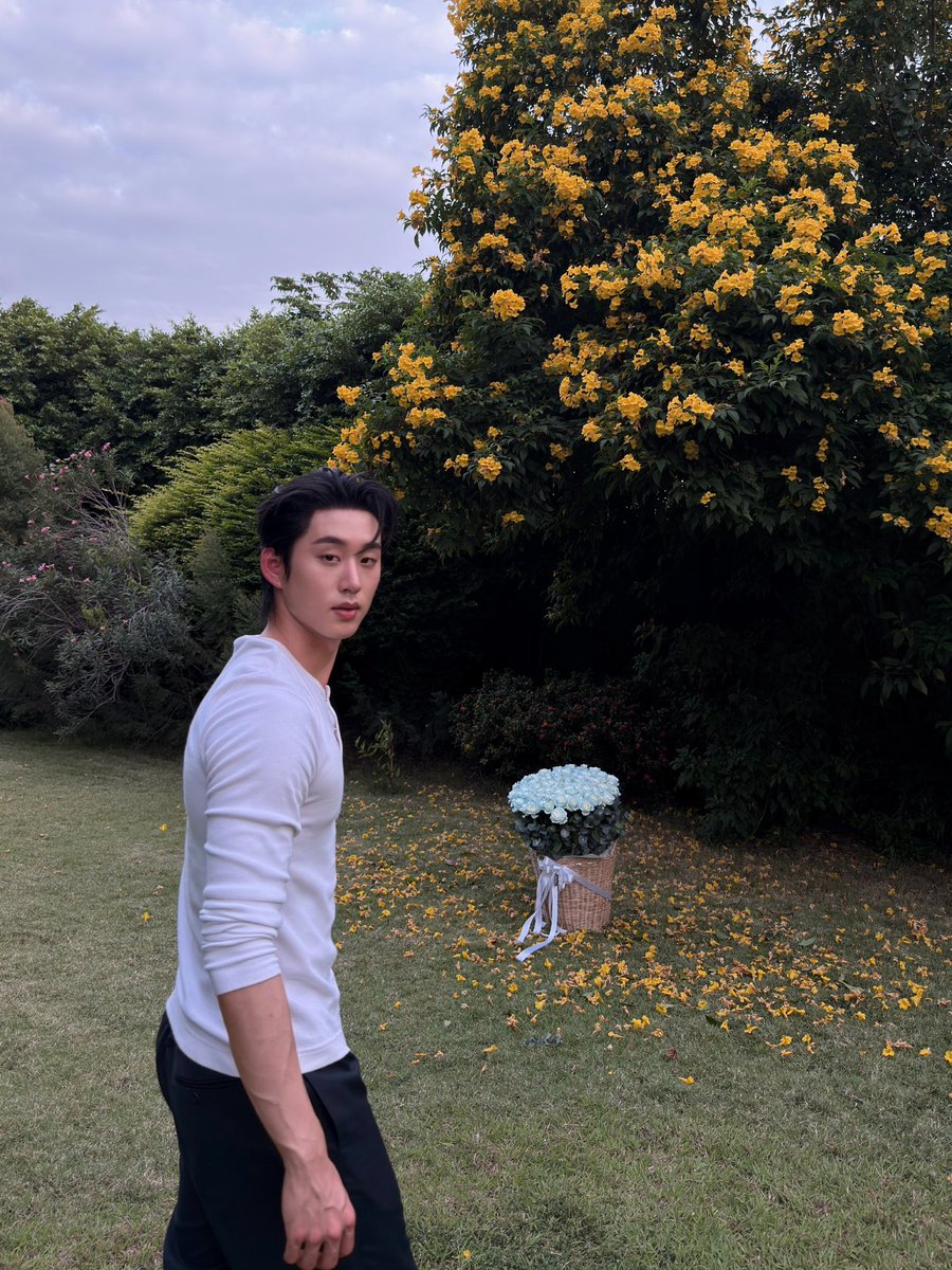 harxeuphoria's tweet photo. EST INSTAGRAM UPDATE!! 🤍

🦈: hundred roses

꒰ #est_rvp ꒱ https://t.co/8xQyYOOQZ5