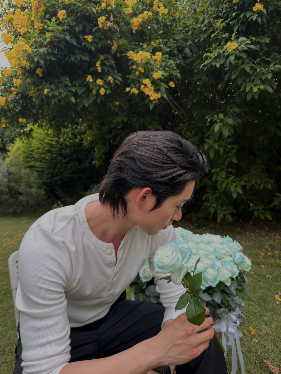 harxeuphoria's tweet photo. EST INSTAGRAM UPDATE!! 🤍

🦈: hundred roses

꒰ #est_rvp ꒱ https://t.co/8xQyYOOQZ5