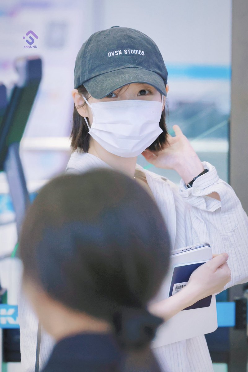 onlyIUcn's tweet photo. onlyU独家–260908 金浦机场出境
短发可爱吗～

【by. nini】
#아이유 #IU https://t.co/NRWyGpjsOt
