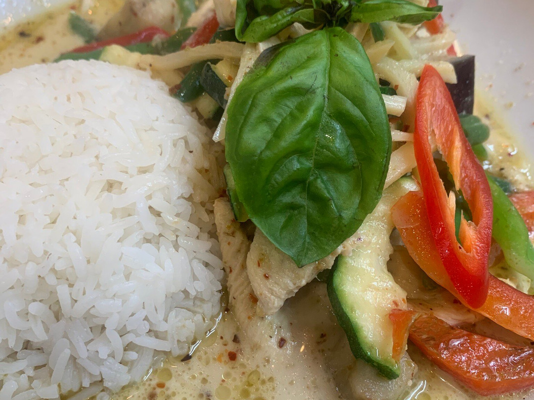 aiaum24113466's tweet photo. Craving cozy, vibrant Thai green curry tonight—coconut milk, fresh basil, and tender chicken simmered to perfection https://t.co/ptjeLX3nnZ