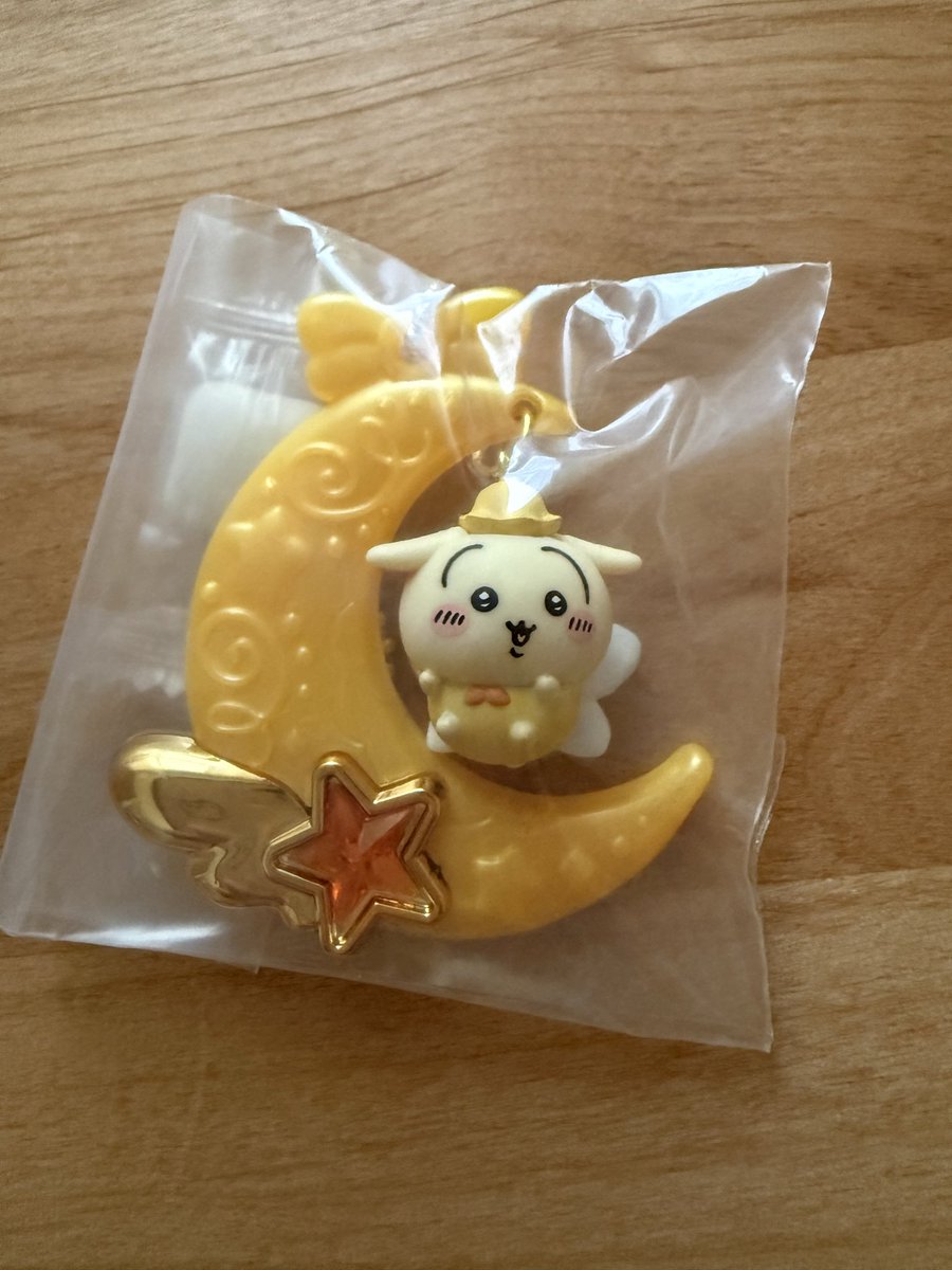 eil_amelie's tweet photo. ちいかわのジュエリースイングちいかわ！近所のファミマで売ってたから買ってきた！
まさるのどぼん液につけてコーティングしたら、陶器みたいな仕上がりに、かんどー
どぼん液のおまけでチャームも作ってみたけど、素材もええなー

＃Greenoceanおまけ https://t.co/VFZ8QdTeZ1