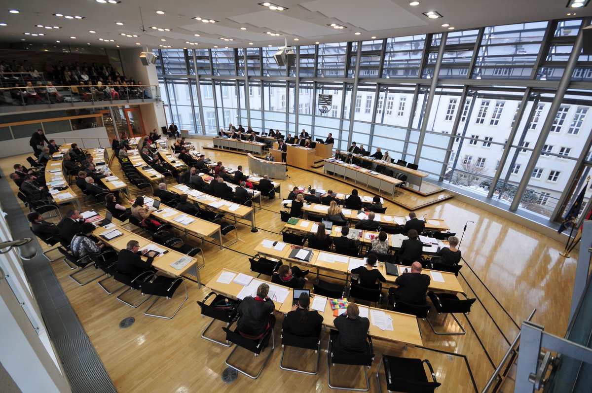 torben_braga's tweet photo. Zur Regierungsbildung in Sachsen-Anhalt wird seit Sonntag viel spekuliert, aber – so zumindest meine Wahrnehmung – wenig gelesen. Wie so oft erleichtert ein Blick ins Gesetz die Rechtsfindung:

Artikel 65 Absatz 2 der Landesverfassung Sachsen-Anhalts regelt die Wahl des Ministerpräsidenten in vier Schritten.

Erstens: Im 1. Wahlgang ist gewählt, wer die Mehrheit der Mitglieder des Landtages erhält, also 42 von 83 Stimmen. Die AfD mit @UlrichSiegmund hat 39. Und bei allem Respekt für die sicher spannende Story über angebliche Seitenwechsler: An dieser Zahl wird sich wohl kaum etwas ändern. Mit 39 Stimmen für Siegmund scheitert der erste Wahlgang absehbar. Oder Siegmund bekommt in der geheimen Wahl überraschend Stimmen aus anderen Fraktionen und ist gewählt (dann weiter unten mit Fünftens ⬇️).

Zweitens: Scheitert der 1. Wahlgang, folgt binnen sieben Tagen ein 2. Wahlgang – wieder mit dem Erfordernis der 42 Stimmen. Auch dieser scheitert, solange niemand aus den anderen Fraktionen ausschert. (Oder es klappt doch für Siegmund. Dann, wie oben, weiter mit Fünftens ⬇️.)

Drittens: Der Landtag beschließt nach zwei gescheiterten Wahlgängen binnen weiterer 14 Tage über die vorzeitige Beendigung der Wahlperiode, ebenfalls mit der Mehrheit seiner Mitglieder. Die AfD braucht Neuwahlen nicht zu fürchten, sie steht bei 44 %. Sie könnte hier guten Gewissens zustimmen. Die anderen fünf Fraktionen haben zusammen 44 Sitze und könnten die Auflösung sogar allein beschließen. Wollen sie die Entscheidung dem Souverän zurückgeben? Dann gibt es Neuwahlen. Wenn nicht:

Viertens: Kommt die Auflösung nicht zustande, findet unverzüglich ein 3. Wahlgang statt, und hier genügt die "Mehrheit der abgegebenen Stimmen". Dazu, was das konkret bedeutet, gibt es unterschiedliche Sichtweisen. Aber selbst in der für die AfD ungünstigste Auslegung folgen weitere Wahlgänge bis eine einfache Mehrheit (mehr Ja- als Nein-Stimmen) erreicht ist – und zwar so lange, bis jemand gewählt ist.

Die Verfassung stellt CDU, SPD, Linke, Grüne und BSW damit vor eine Wahl, der sie nicht ausweichen können:
- Entweder versammeln sie 42 Stimmen hinter einer Person und bilden irgendwie eine Regenbogenkoalition. 
- Oder sie lösen den Landtag auf. 
- Oder sie sagen Wahlgang für Wahlgang geschlossen Nein zu dem, den 44 % der Wähler wollten, und halten dafür einen abgewählten Ministerpräsidenten mit 17 % geschäftsführend im Amt.

Die AfD muss dafür nicht mehr tun, als ihren Kandidaten zu benennen, den Wahlantrag zu stellen und ihr Wort zu halten: keine Tolerierung, keine Minderheitsregierung auf Abruf, keine faulen Kompromisse für den Zugang zur Macht. Und sie gewinnt immer. Denn selbst ein erst im 3. Wahlgang gewählter Ministerpräsident ohne stabile Mehrheit wäre nicht der Gefangene des Landtags, den manche jetzt beschwören. Eine Regierung Siegmund führt die Verwaltung (Verfassungsschutz!), besetzt Spitzenpositionen, setzt in der Bildungspolitik Lehrpläne und Personal, bestimmt die Schwerpunkte der Polizeiarbeit und ist die Stimme des Landes im Bundesrat. Und sie bestimmt die Linien in der Migrationspolitik: Abschiebungen, Abschiebehaft, Sachleistungen & Bezahlkarte, Wohnsitzauflagen, die Dauer der Wohnpflicht in der Erstaufnahme, Landesaufnahmeprogramme und Härtefallkommission – alles Zuständigkeit der Exekutive, nichts davon ist allein dem Landtag vorbehalten.

Braucht es dafür nicht früher oder später auch neue/andere Gesetze und einen Haushalt? Gewiss! Aber Artikel 73 der Verfassung gibt dem Ministerpräsidenten den Schlüssel für notwendige Mehrheitsentscheidungen im Landtag selbst in die Hand. Damit sind wir bei…

Fünftens: Ein Ministerpräsident Siegmund kann die Abstimmung über den Haushalt oder ein aus seiner Sicht notwendiges Gesetz mit der Vertrauensfrage verbinden. Findet das Gesetz und damit sein Antrag, ihm das Vertrauen auszusprechen, nicht die Mehrheit der Mitglieder des Landtags, so hat der Präsident des Landtages auf Antrag des MP die Wahlperiode für beendet zu erklären (Art. 73 Abs. 1). Die 42 Stimmen, die für die Auflösung nach Artikel 65 nötig wären, braucht es hier nicht. Verhindern ließe sich die Neuwahl nur, wenn die anderen Fraktionen (Art. 73 Abs. 2, ebenso Art. 72 beim konstruktiven Misstrauensvotum) mit der Mehrheit der Landtagsmitglieder einen neuen Ministerpräsidenten wählen. Sie müssten sich also doch zur Regenbogenkoalition zusammentun und auf eine Person verständigen – dieselbe Person, die sie im ersten und zweiten Wahlgang (s.o.) nicht gefunden haben.

Siegmund und die AfD hätten auch in einer solchen Lage nichts zu befürchten: Entweder es gibt Neuwahlen, oder sie können mit der Kraft von 44 % der Wählerstimmen und 39 von 83 Landtagssitzen im Rücken die beste und stärkste Oppositionsarbeit leisten, die ein bundesdeutscher Landtag je erlebt hat. Und abwarten, bis diese Regenbogenkoalition an ihren eigenen Widersprüchen krachend scheitert.

Kurzum: Es gibt Schlimmeres…
