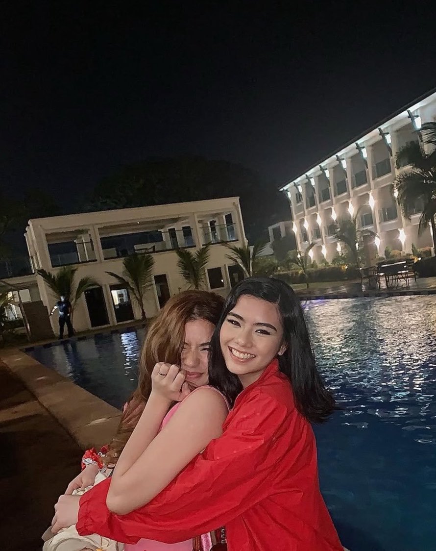 aiahqwheeins's tweet photo. Picture nila nung high school https://t.co/qIbrsfj183
