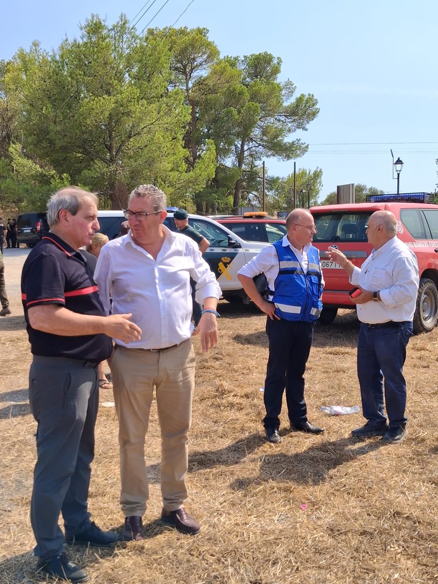 GVAEmergencias's tweet photo. 🔥 El secretari autonòmic de @GVAEmergencias, Fernando Lasheras i el president de @dipuAlicante, @toniperezbnd, s'han traslladat a la zona on s'ha produït l'incendi de #IFPolop per a analitzar la seua evolució 🚨 https://t.co/5vTSx6HTZF