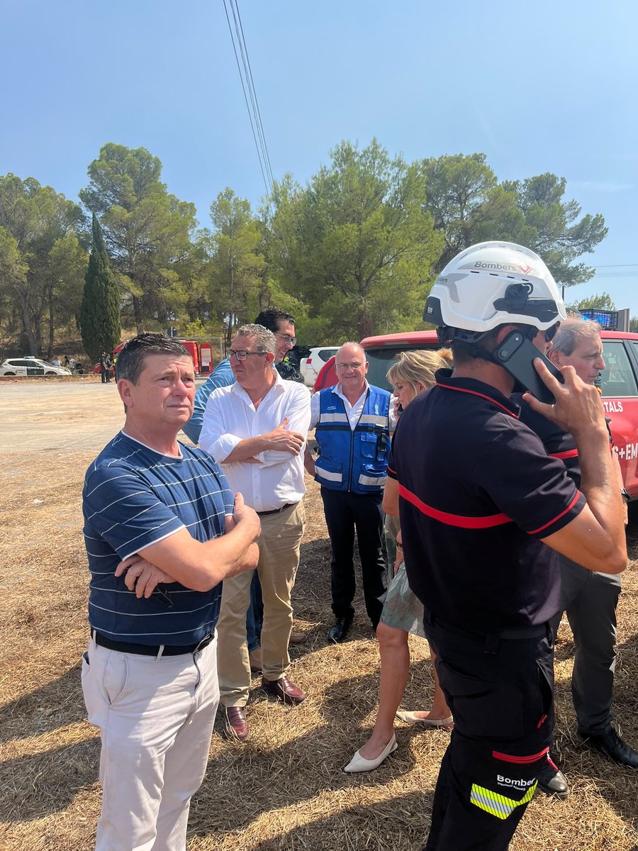 GVAEmergencias's tweet photo. 🔥 El secretari autonòmic de @GVAEmergencias, Fernando Lasheras i el president de @dipuAlicante, @toniperezbnd, s'han traslladat a la zona on s'ha produït l'incendi de #IFPolop per a analitzar la seua evolució 🚨 https://t.co/5vTSx6HTZF