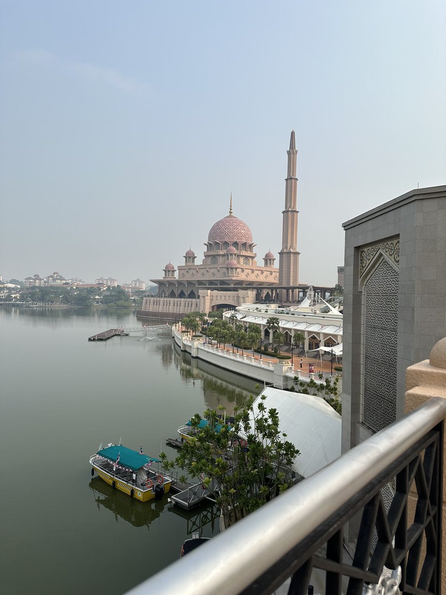 CheeryKids's tweet photo. まずピンクのモスクに行ってだな🕌🇲🇾

(まゆ氏ぼっちのため写真が微妙でっす) https://t.co/l5jd8AndaT