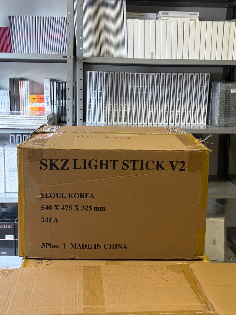 StoreKLine's tweet photo. BOM DIA COM LIGHTSTICK DO STRAY KIDS  🥳🤩

Na última sexta recebemos nosso carregamento de lightstick do stray kids 🧡

todos os que estavam pendentes de envio já na sexta mesmo foram enviados, o restante está disponível no nosso site para retirada aqui no nosso escritório no Rio de Janeiro 🌟💕

📍Rua Buenos Aires 2c (Sala 802/803)
Retirada até dia 11/09 de 10h às 18:00

🔗https://t.co/VELPAWsgz6