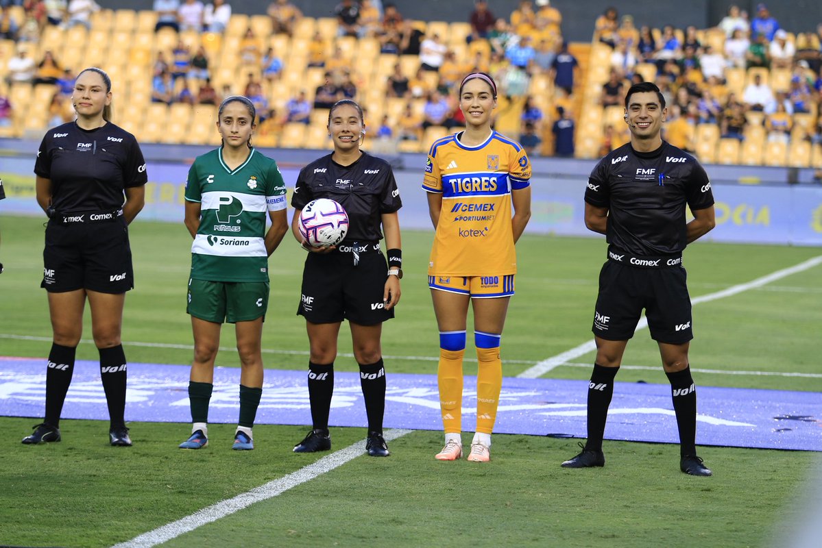 VisualsAgencyMX's tweet photo. @clubtigresfemenil 🆚 @clubsantosfemenil | J6 apertura 2026 Liga MX femenil 🏟️ Universitario.

📸: @leo.arellano29 para Visuals Agency MX y @five.sports.images https://t.co/GxTs2UoPPo