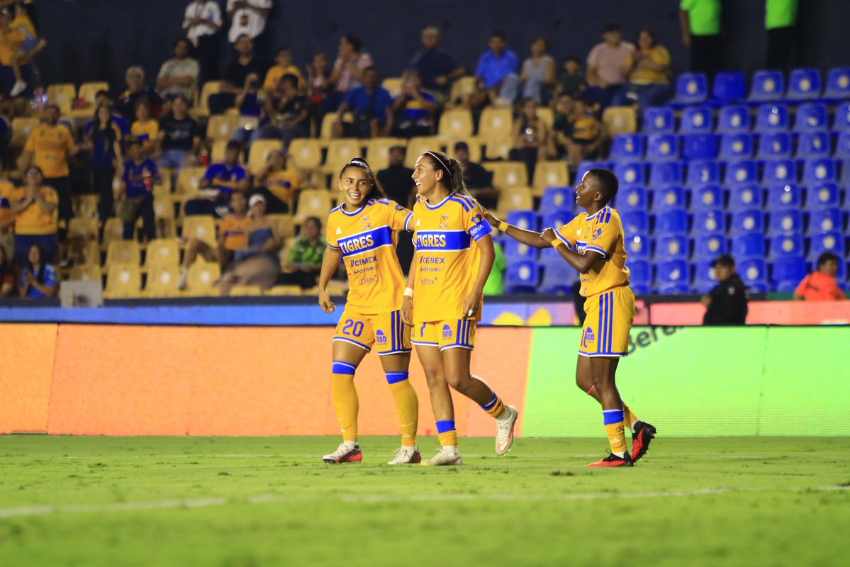 VisualsAgencyMX's tweet photo. @clubtigresfemenil 🆚 @clubsantosfemenil | J6 apertura 2026 Liga MX femenil 🏟️ Universitario.

📸: @leo.arellano29 para Visuals Agency MX y @five.sports.images https://t.co/GxTs2UoPPo