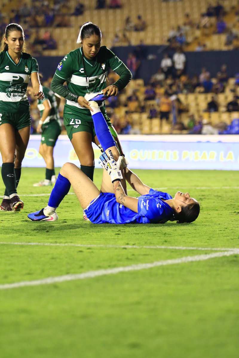 VisualsAgencyMX's tweet photo. @clubtigresfemenil 🆚 @clubsantosfemenil | J6 apertura 2026 Liga MX femenil 🏟️ Universitario.

📸: @leo.arellano29 para Visuals Agency MX y @five.sports.images https://t.co/GxTs2UoPPo