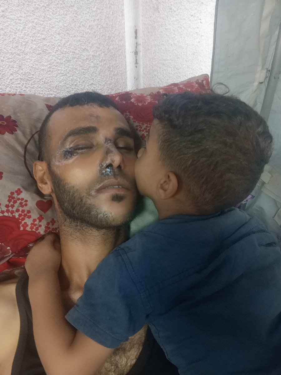 Ahmadabood7kwo's tweet photo. Little Taim wishes he could have his father back to hold him again, but it is God’s will. 😭 https://t.co/xCdlO2aeKi