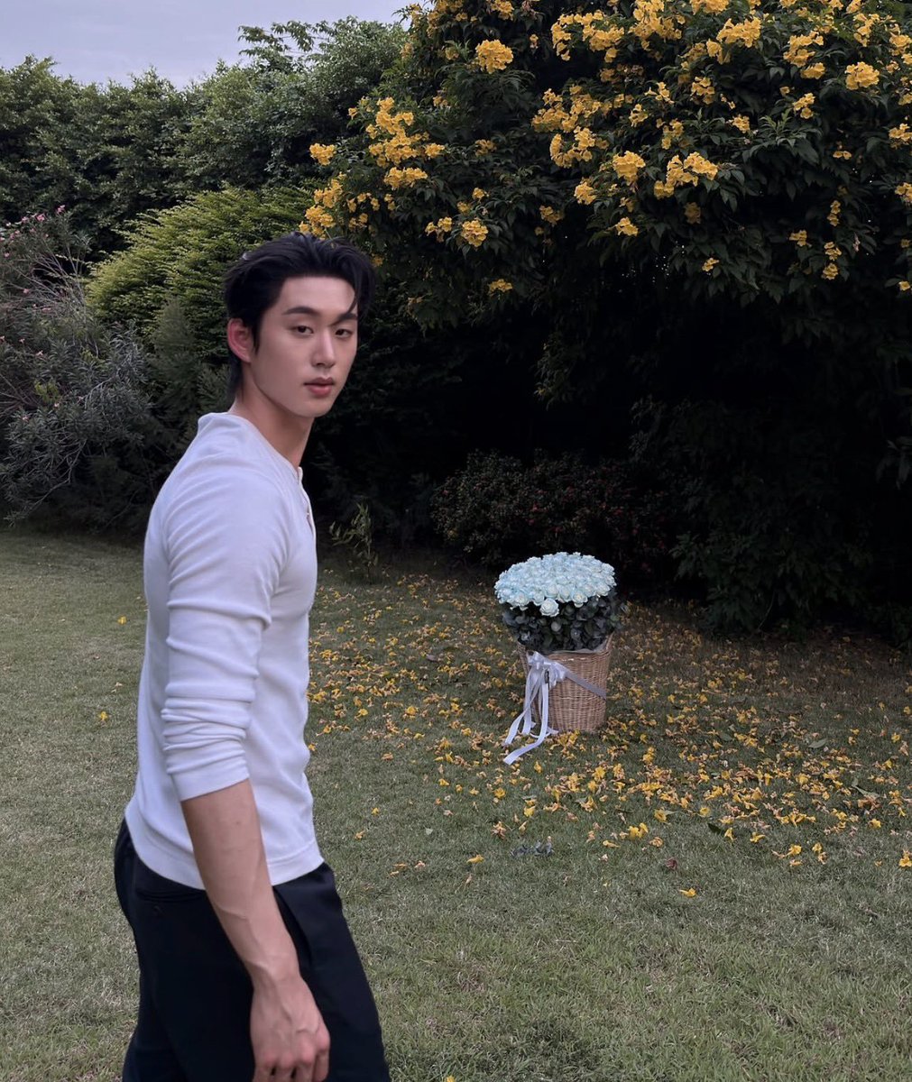 loving_fictions's tweet photo. Imagine having so many flowers in the frame and still end up looking more beautiful than flowers 😭☝️

Only Est can relate 😭☝️😭☝️

#est_rvp #HausOfBloom https://t.co/bYhusyRW79