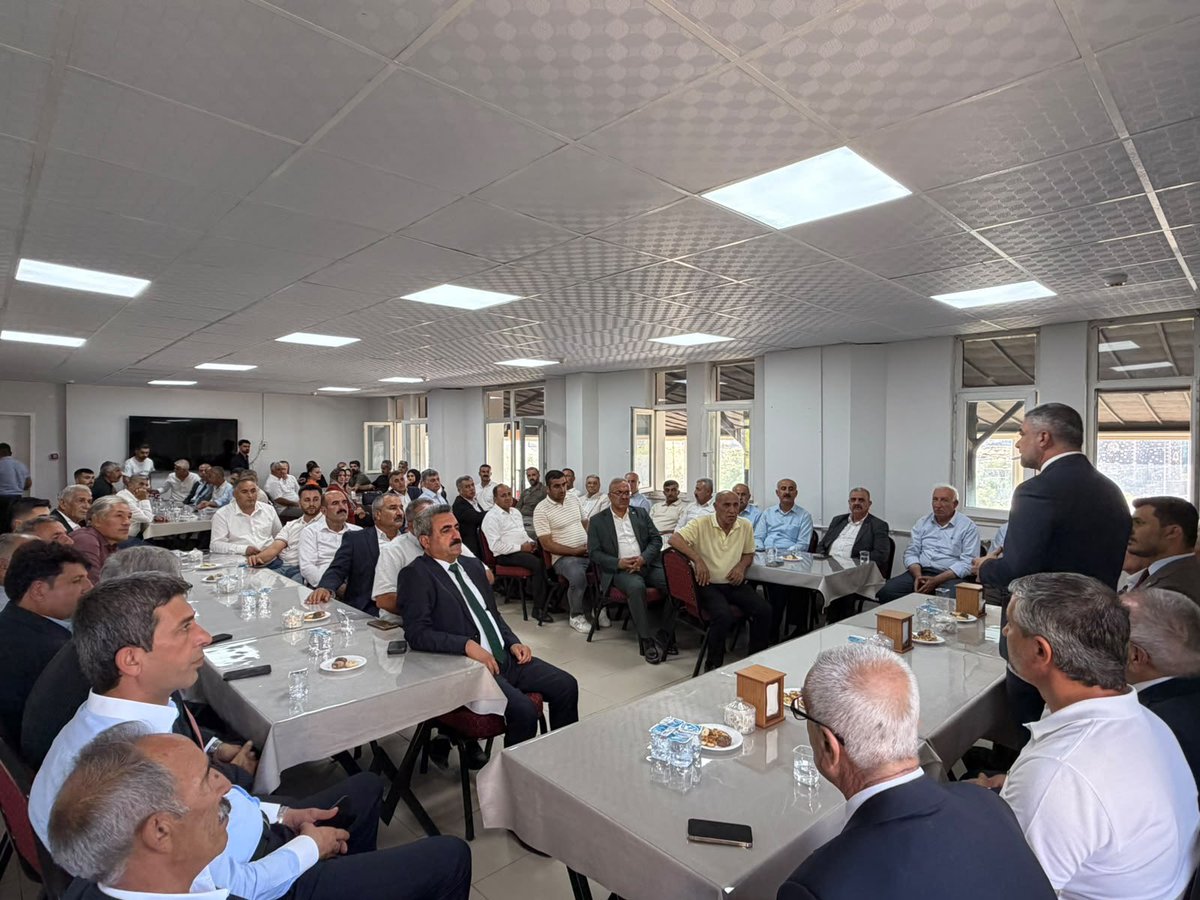 farukkilic47's tweet photo. 📍Şırnak - #İdil

✅ Türkiye Yüzyılı Buluşmalarımız kapsamında şehit ailelerimiz, kanaat önderlerimiz, sivil toplum kuruluşlarımız ve muhtarlarımızla bir araya geldik.

✅ Ülkemizin birlik ve beraberliğini, kalıcı huzur ve güven ortamını, kardeşliğimizi daha da güçlendirecek adımları istişare ettik. Bölgemizin beklentilerini ve ortak geleceğimize dair düşünceleri dinleyerek samimi bir fikir alışverişinde bulunduk.

✅ Birliğimizi, beraberliğimizi ve kardeşliğimizi daha da güçlendirerek; huzurun, güvenin ve kardeşliğin hâkim olduğu güçlü bir Türkiye için hep birlikte çalışmaya devam edeceğiz. 

#TürkiyeYüzyılıBuluşmaları