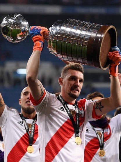 frabigol's tweet photo. Franco Armani en 2018 fue campeón de la Supercopa Argentina contra su clásico, consiguió el record de 965 minutos sin recibir un gol y coronó el año siendo campeón de la Copa Libertadores contra su clásico rival, donde pasó todas las etapas siendo figura.

De verdad me van a decir que VOZINHA hizo más meritos que Armani para estar nominado al mejor arquero del mundo? Una VERGÜENZA.