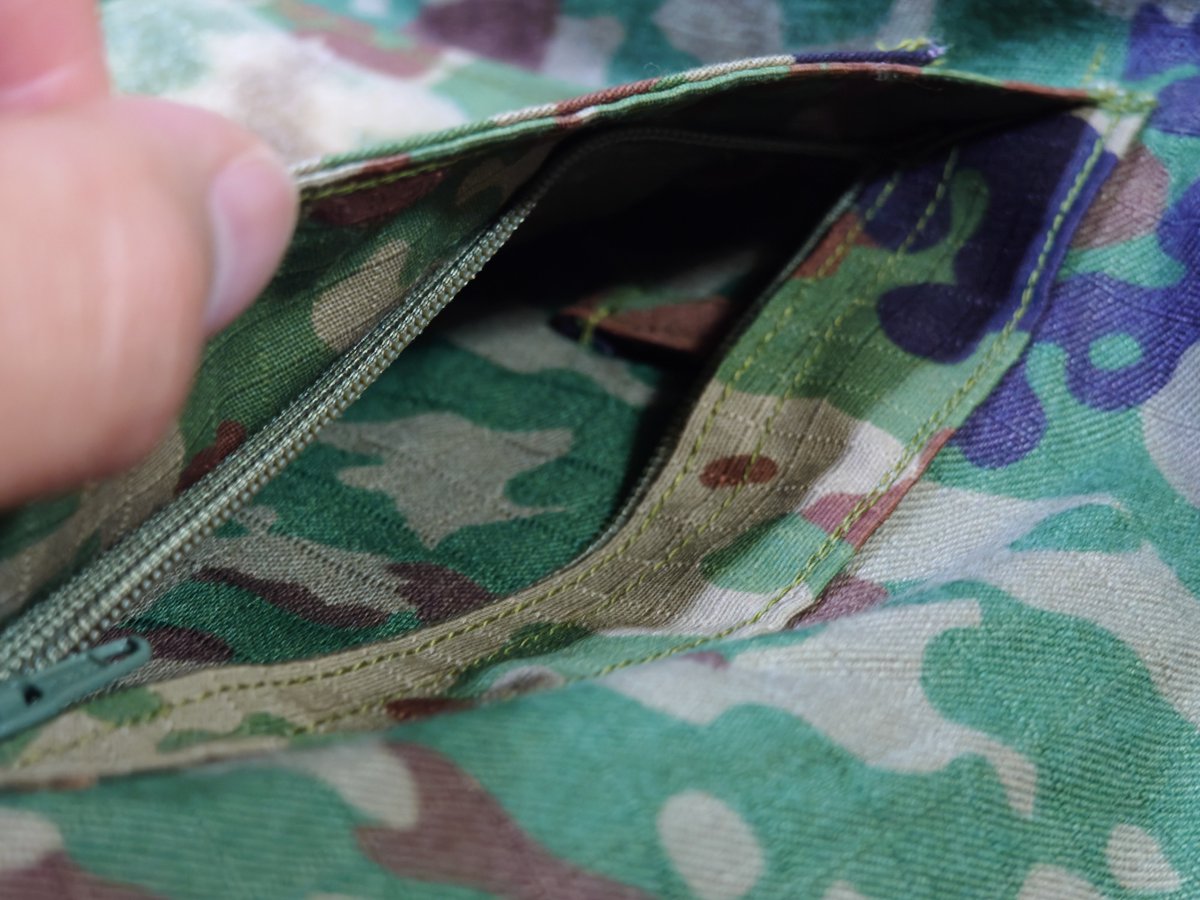 type89forcessol's tweet photo. 苦戦しながらも
頼まれたコンバットシャツにポケットとペン差し付けました〜
もちろんポケット内には脱落防止用のループ付けました https://t.co/iGzsbdTScz