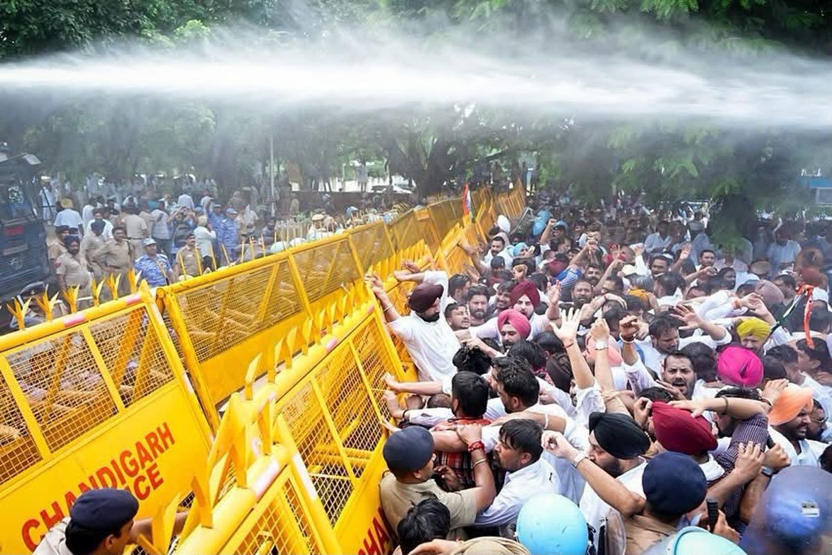 umeshdewan's tweet photo. Defying barricades and water cannons, thousands of @INCPunjab workers, led by #PPCC #President @RajaBrar_INC held a massive protest in #Chandigarh against @AAPPunjab #Government #misrule. Soaked in resistance yet unyielding! @RahulGandhi @priyankagandhi @kharge @SachinPilot https://t.co/Fp6OZ7O6Zm