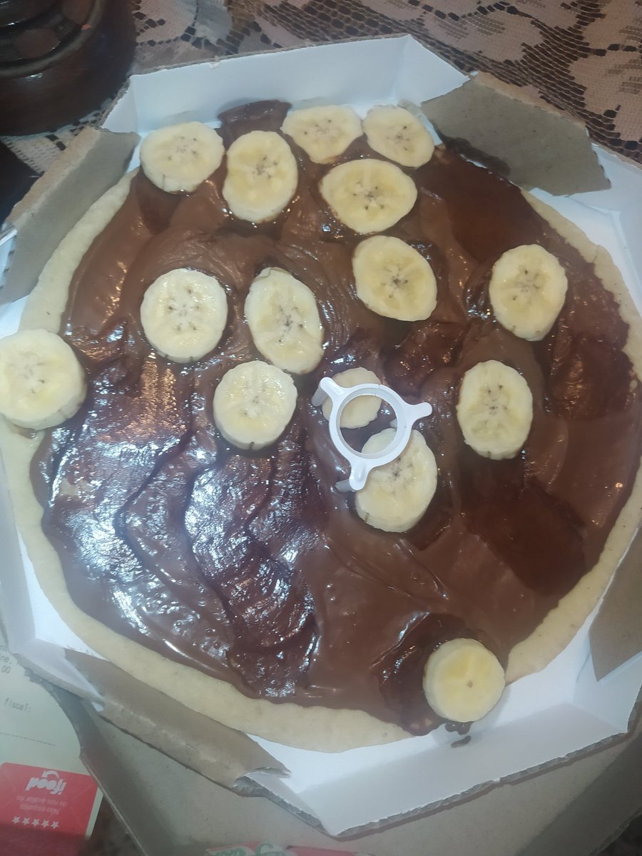 rabeIIo's tweet photo. @chefdangalhardo 18/07/2021 quando eu pedi uma pizza de chocolate com banana e mandaram isso aí q eu tenho certeza que a banana nem passou pelo forno e ainda veio umas pedrinhas de sal grosso https://t.co/9GRWyvuEPU