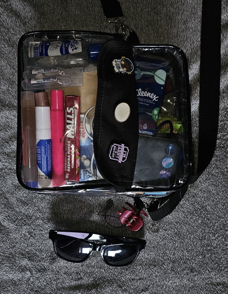 kahc9513's tweet photo. Não sei se pode ajudar alguém... 
Essa é a bolsa q levo pra qq show.
(Vou com boné. E na foto faltou: desodorante, protetor solar, docs e $).

"Ah, ñ cabe a army bomb.."

AB se leva na mão pra todo mundo ver q vc é army e facilitar fazer amizade e ganhar freebie no caminho! 😉 https://t.co/9sQrrtswvR