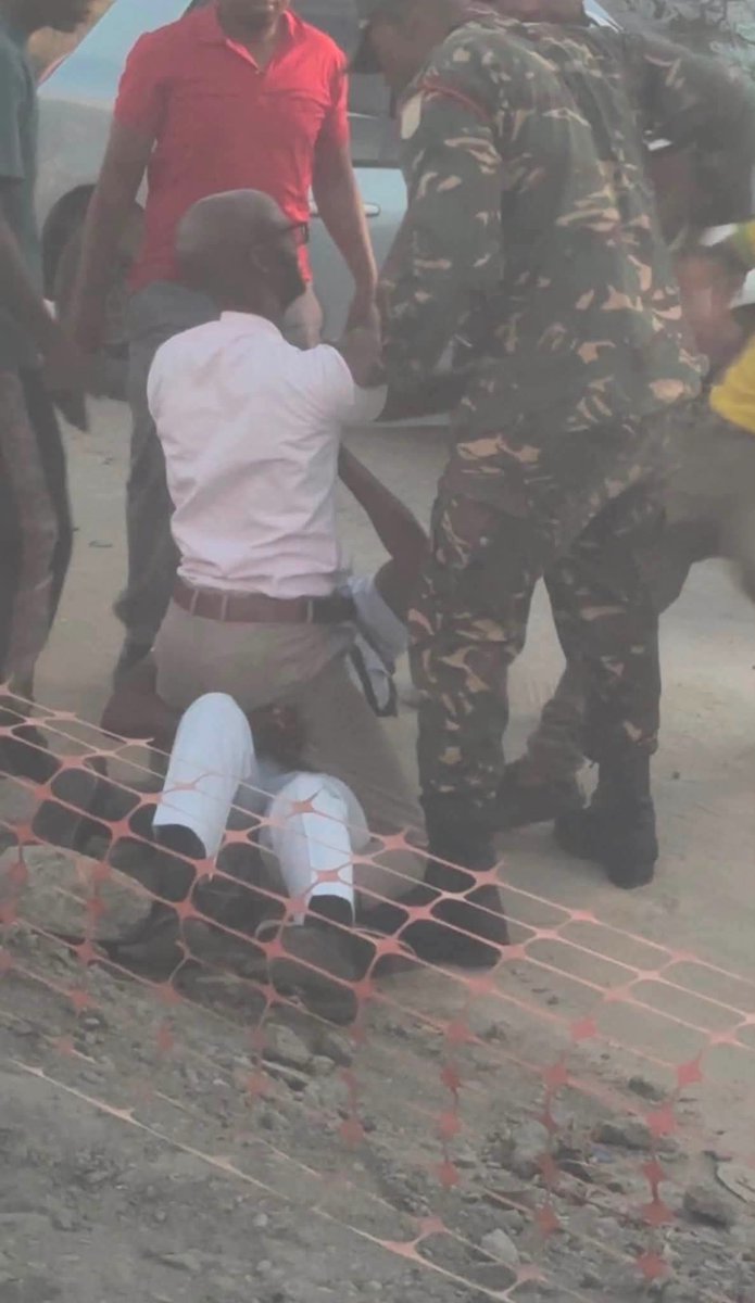 PolycarpMDM's tweet photo. Raia aliyempiga Askari ni Daktari bingwa wa magonjwa ya ndani, Hospitali ya Taifa Muhimbili, Kampasi ya Mloganzila. 

Wanaomfahamu Dr. Conrad wanajua ni mtu mpole sana. Ni jambo la kushitua kumuona kwenye matukio haya. Haijulikani yule askari alimfaya nini. Kwa bahati mbaya matukio yanayowahusisha polisi na raia, huwa tunasikia upande mmoja tu wa polisi wenyewe, raia wasio polisi hatuwasikilizi upande wao wanasema nini.

Kwa mfano kwenye tukio hili, tunaambiwa raia alimpiga polisi wakati huyo polisi akitekeleza majukumu yake, lakini huyo raia hapewi nafasi ya kusikilizwa ilikuwaje hadi akafanya hivyo. 
Mbaya zaidi, kwenye tukio la namna hii polisi kwa akili zao wanaweza kuwa wamempiga sana huyo raia. Kuna taarifa (zisizo rasmi) kwamba huyu Daktari yupo ICU. 
Rai yangu kwa polisi, kupitia kwa Afande Murilo, polisi wamfikishe mbele ya vyombo vya sheria huyu Daktari, akiwa salama salmini. Hukumu yake kwa kosa alilofanya inatakiwa itolewe na vyombo rasmi. Sio kazi ya polisi kutoa hukumu. Huko kwenye vyombo vya sheria tutajua ni kitu gani kilitokea mpaka kupelekea ugomvi huo. 

Nitumie nafasi hii pia kuwashauri viongozi wa Jumuiya ya Madaktari Medical Association of Tanzania kutoa wito wa kutaka Daktari Conrad awe salama huko wanapomshikilia. 

Nafuatilia kujua kama ni kweli amepigwa sana hadi kulazwa ICU. 

Nawasilisha!
Dr. Chris Cyrilo.