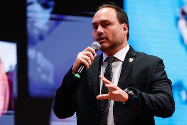CarlosBolsonaro's tweet photo. Já fui alvo de buscas e apreensões. Já prestei inúmeros depoimentos. Já tive helicóptero sobrevoando minha casa para buscar um celular. Há quase meia década  tenho equipamentos eletrônicos de propriedade particular apreendidos. Há anos sou alvo de manchetes, acusações e notícias falsas divulgadas de forma ininterrupta, SEM JAMAIS MOSTRAREM NADA DE CONCRETO, REPITO, NADA.

Fui acusado até de participar de uma suposta “Abin paralela”, sem jamais compreender e ter acesso sob qual fato concreto ou jurídico  justificaria meu envolvimento,  além de sigilos bancários e fiscais de quase 3 décadas revirados.

Até hoje, nunca vi absolutamente nada que demonstre minha participação nos inquéritos em que colocaram meu nome, inclusive no chamado inquérito das fake news, usado há mais de sete anos para me atacar, esculachar, difamar e me expor publicamente. E NOVAMENTE, NUNCA MOSTRARAM NADA.

Então a pergunta é simples:

Diante de tantos fatos, denúncias e escândalos que vêm sendo revelados HOJE, por que não vemos a mesma rapidez, o mesmo rigor, a mesma exposição e a mesma disposição para investigar?

Por que, para alguns, basta uma “suspeita” para justificar todo tipo de medida para acabar com a vida de uma pessoa, enquanto diante de revelações gravíssimas parece que absolutamente nada acontece?

NÃO VIVEMOS MAIS EM UMA DEMOCRACIA E ISSO PRECISA SER REVERTIDO!