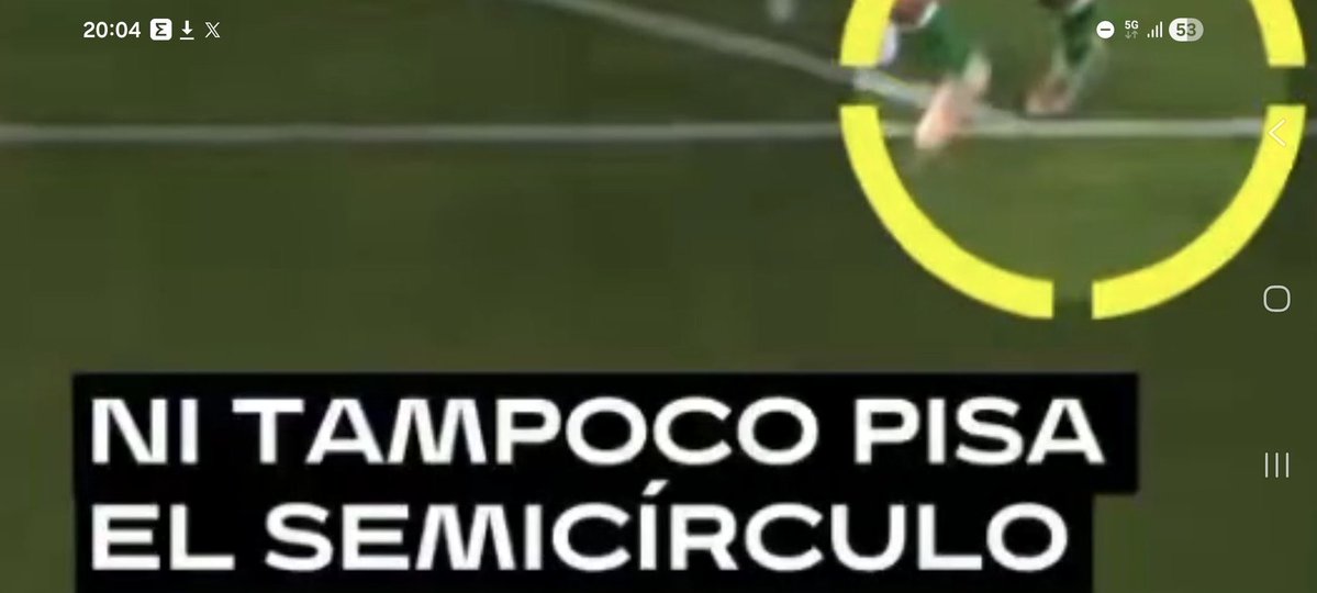Ice_Landic's tweet photo. 🚨🚨💣Ahora resulta que Bartra tiene una bota que es plana por delante. Justo en paralelo a la línea del área. Qué cosas. Estoy flipando bastante. Es una imagen manipulada. Se ve la línea blanca del área manipulada, cambiada su anchura en ese tramo. Incluso han dejado la sombra mal hecha.
