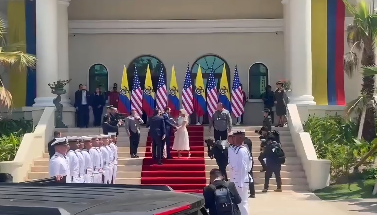 EspacioDigCol's tweet photo. #Política | Llegó el secretario de Estado de los Estados Unidos, Marco Rubio, a la sede alterna de la presidencia en Barranquilla. El alto funcionario bajó del helicóptero, fue recibo por el presidente Abelardo de la Espriella y su esposa Ana Lucía Pineda. https://t.co/7nTSBJQSZC