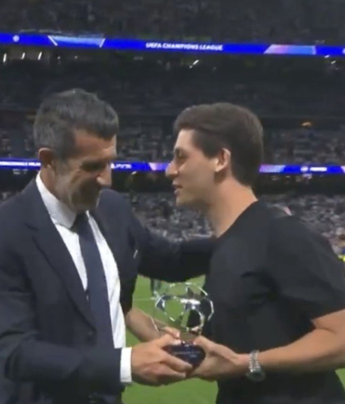 CR_136's tweet photo. Arda Güler wins the UEFA Champions League Young Player of the Season award for 2025/26 🇹🇷

Luis Figo presented him with the award https://t.co/DqxREKIjE9