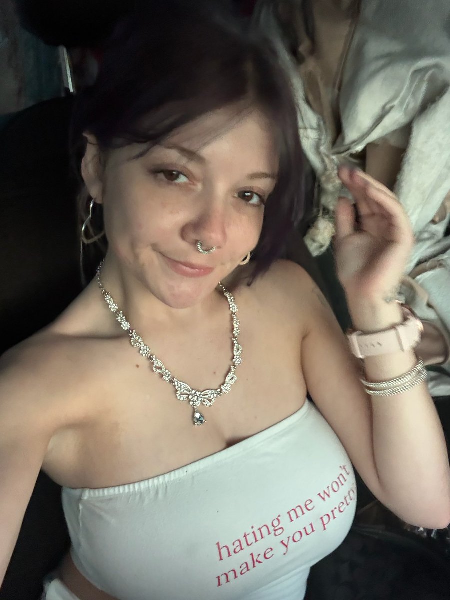 kyleefoxx444's tweet photo. Yes im 18  why is that a issue https://t.co/ckT4PUf6wz