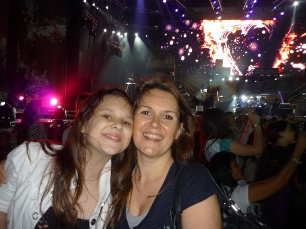 TheHMArchive's tweet photo. Last time i saw Miley live was 2011, i got tickets to see her again in 2022 but her plane unfortunately got struck by lightning and the show was cancelled 😭

Now i’ll be flying to LA for the 3rd time this year to see her perform 2 nights at the Hollywood Bowl 🥹😭 

#miley https://t.co/isM80fwIUr