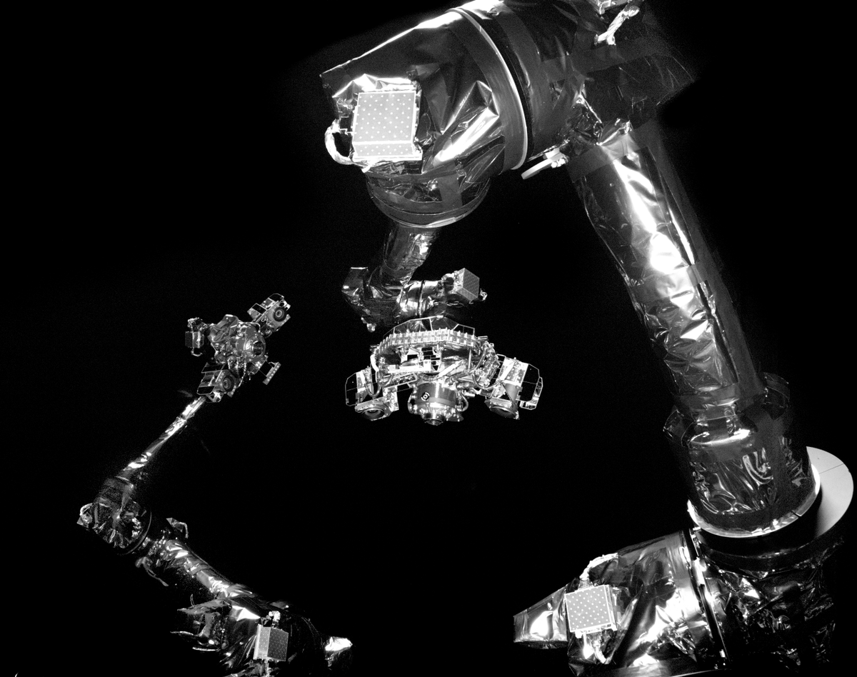 northropgrumman's tweet photo. Our Mission Robotic Vehicle (MRV) just hit a major milestone: Tests are complete, and it's now on the move.

MRV is beginning its mission to strengthen satellite resiliency and extend their life through on-orbit servicing, repairs, and upgrades. 🔧 https://t.co/nmpeYL5EJ2