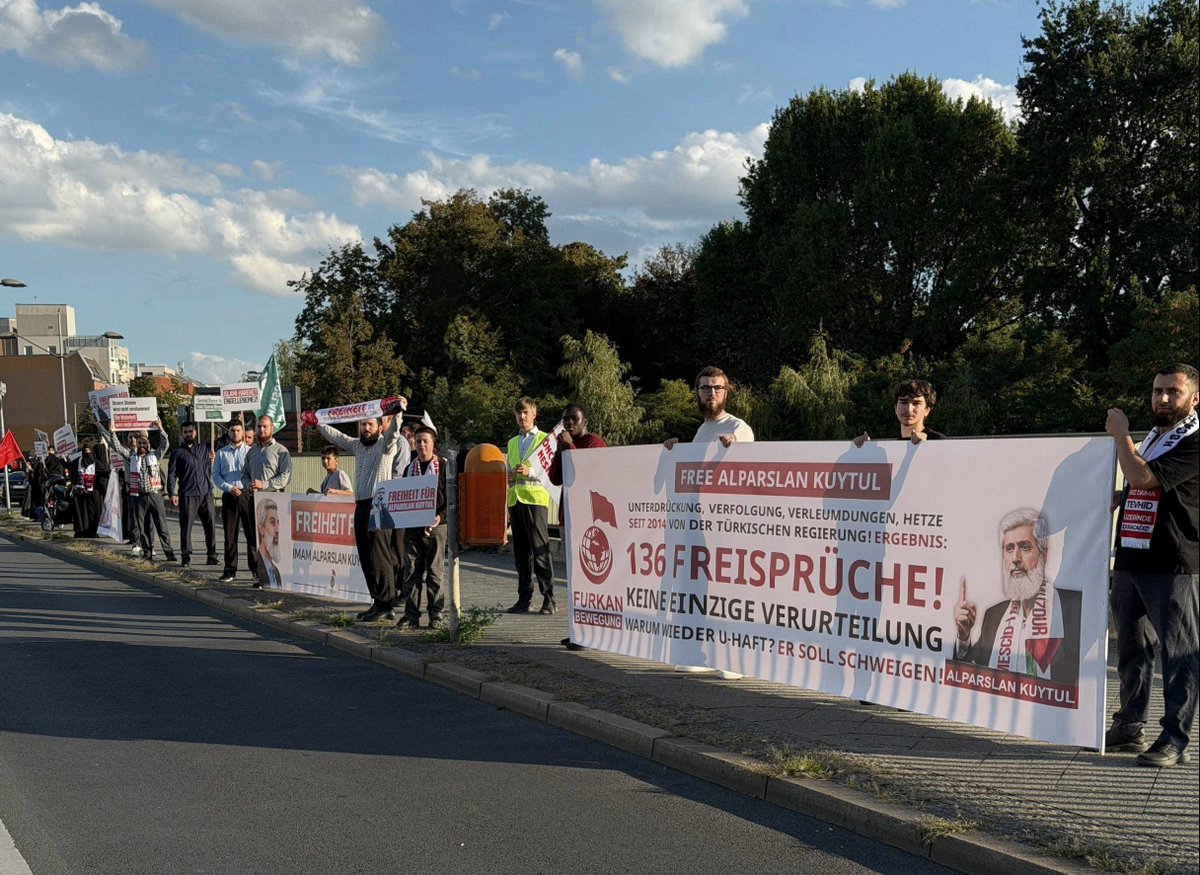 fhoncunesil's tweet photo. TARİH BU ZULMÜ UNUTMAYACAK! 

Berlin Furkan Hareketi mensupları olarak haksız bir şekilde tutuklanan Alparslan Kuytul Hocaefendi Semra Kuytul Hocahanım ve çok sayıda Furkan Hareketi mensubu kardeşimiz için adalet bekleyişi gerçekleştirdik. 

HükümlüDeğil Tutuklu
SuçluyuDeğil HaklıyıOvme 

📍Berlin