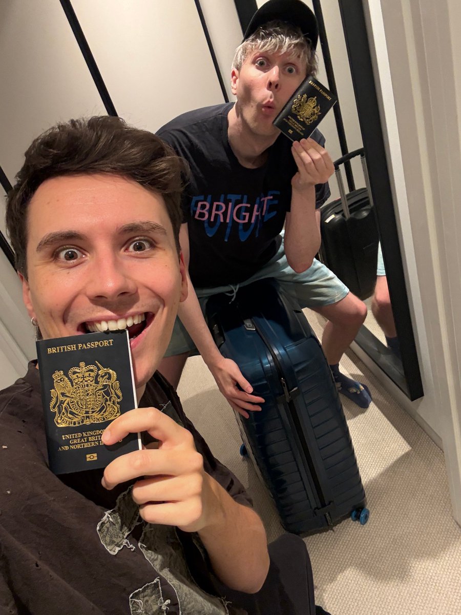 AmazingPhil's tweet photo. WE GOT OUR VISAS GET READY USA DAN AND PHIL ARE OFFICIALLY GONNA BE IN YOU SOON!!!!!!!!!! 🦅🦅 https://t.co/kSrYHslbgl