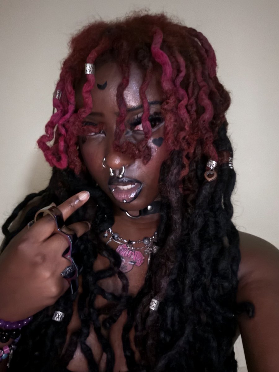 Deathbarbie999's tweet photo. Half princess half menace 💗🗡️ https://t.co/4757CFJxhR