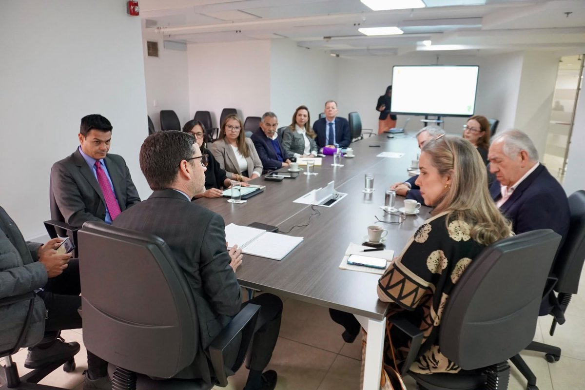 asoleche's tweet photo. Reunión clave con el Viceministerio de Asuntos Agropecuarios, el @MinAgricultura, @Finagro, @BolsaMercantil y comisionistas.
Revisamos mecanismos como el Forward con Anticipo y el FAG para impulsar financiamiento, productividad y modernización del sector lácteo.
.
#SectorLácteo https://t.co/3NxfD87HRk