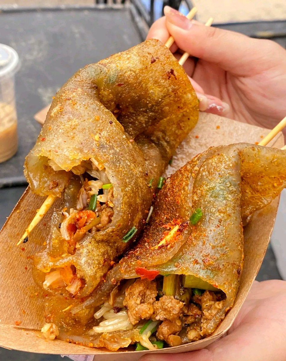 jini52717292's tweet photo. 路过街边就被这摊香迷糊！刚炸好的苕皮裹满酸豆角，咬一口脆到跺脚 https://t.co/Dp9eg5Aes7