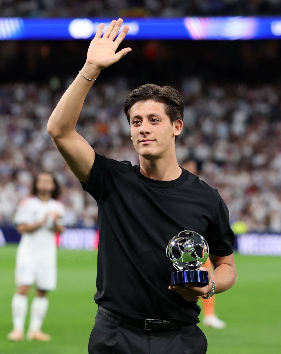 ColiflorRM's tweet photo. Arda Güler se está haciendo mayor. Y empieza a vestirse como un hombre adulto. 

Pantalón de pinzas ancho, camiseta negra, ningún logo visible, nada intentando llamar la atención. Vibe de príncipe heredero. 

Hay algo solemne en el look. La seguridad de quien ya no necesita convencernos de quién es.

Porque la madurez es no tener que explicar quién eres cuando tus actos empiezan a hacerlo por ti.