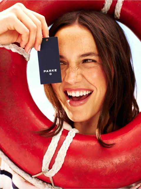 KenzieBattle369's tweet photo. Target x Parke collaboration shows why understanding your target market matters. Parke built a loyal following with its mock-neck sweatshirts, while Target makes trendy styles more affordable. Their collab gave customers stylish pieces at an affordable price. x3 @RetailPro369 https://t.co/PRCDo7cceJ