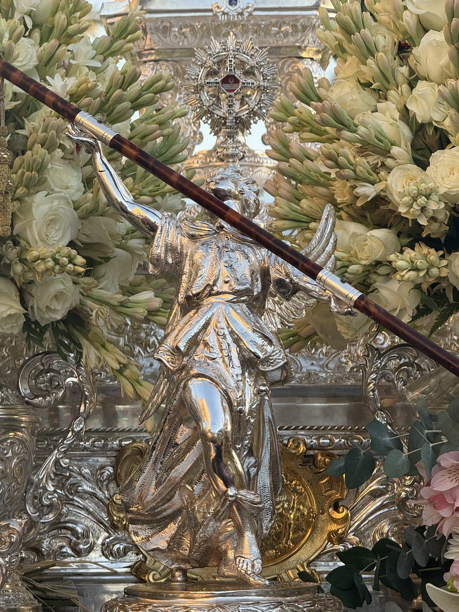 BMlasMercedes's tweet photo. 🔵 La barriada de “Las Colonias” recibe a la “Virgen Chiquita” en su camino al Santuario.

🎶 “Se arrodilla Triana”
🎶 “Rocío”
🎶 “Pasan los Campanilleros”

#SuenaLasMercedes https://t.co/4Qtl4lq1UV