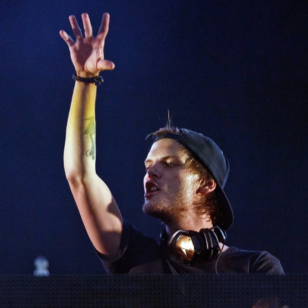 sarahkyle7's tweet photo. Happy Birthday Avicii, We Miss you ◢ ◤ 
#HappyBirthdayAvicii #AviciiForever https://t.co/tIDdzjiKOR