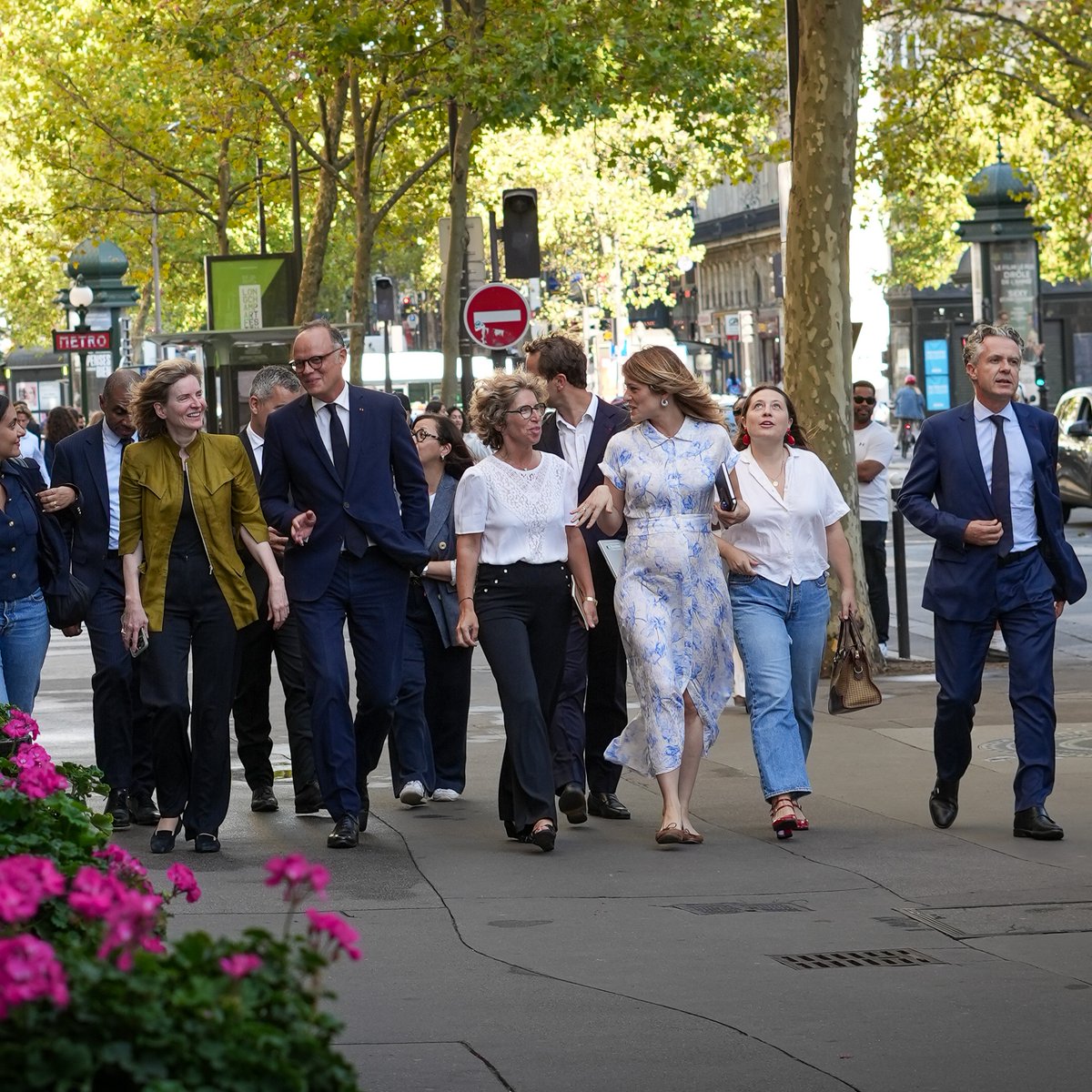 EPhilippe_LH's tweet photo. Ce soir, ma campagne franchit une nouvelle étape.

Je quitterai la présidence exécutive d’Horizons le 1er octobre. Pour permettre le rassemblement, je fais le premier pas.

Je propose un rassemblement de la droite et du centre. Les Français nous demandent de nous parler, de nous rassembler. Nous avons beaucoup plus de choses en commun que de différences.

À l’équipe du comité de campagne présente à mes côtés aujourd’hui, j’ai donné une mission : être les artisans de l’union dans chaque territoire, aller convaincre, tendre la main, faire grandir cette dynamique.

Le rassemblement ne se décrète pas. Il se construit, dans la confiance et dans le travail.

Je tends la main. J’espère que chacun saura la saisir.