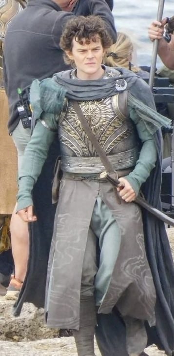 lunarsappho's tweet photo. He's wearing Elros' armour!!!!!!!! 😭😭😭 https://t.co/w5QBbZgfhO